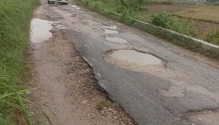 Jalan Rusak Parah Bertahun-Tahun Dibiarkan. Tagline Bismillah Melayani jilid 2 dipertanyakan?.