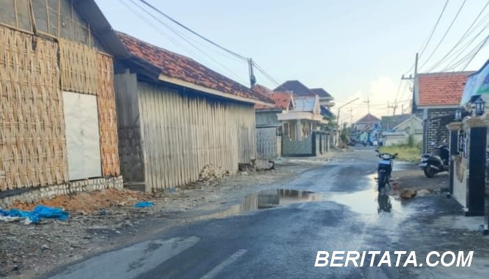 Air Asin Rutin Meluber ke Jalan, Warga Pinggirpapas: PT Garam Bertindak Zalim!