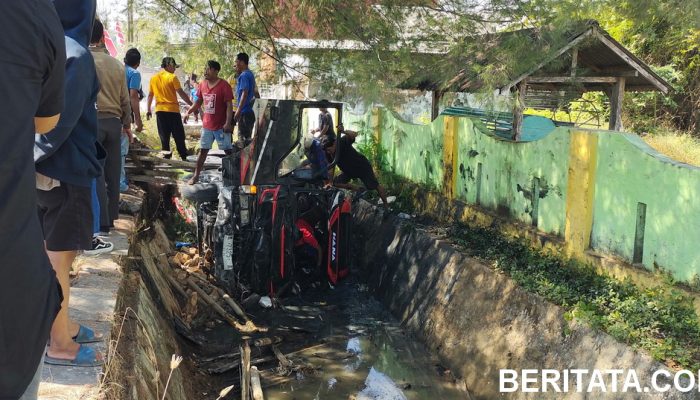 Hindari Tabrakan dengan Innova, Minibus Karyawan Gudang Garam Masuk Parit di Sumenep