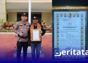 Kades Sapeken Dengan Tokoh Masyarakat Terima Penghargaan Dari Polres Sumenep Dalam Peran Aktif Membantu Tugas Kepolisian 3 Kades Sapeken Dengan Tokoh Masyarakat Terima Penghargaan Dari Polres Sumenep Dalam Peran Aktif Membantu Tugas Kepolisian