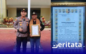 Kades Sapeken Dengan Tokoh Masyarakat Terima Penghargaan Dari Polres Sumenep Dalam Peran Aktif Membantu Tugas Kepolisian 5 WhatsApp Image 2025 10 20 at 09.58 horz