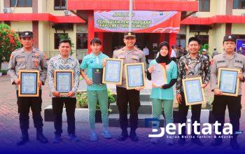 Kapolres Probolinggo Apresiasi Anggota dan Masyarakat Berprestasi dalam Apel Jam Pimpinan 3 IMG 20251103 WA0043